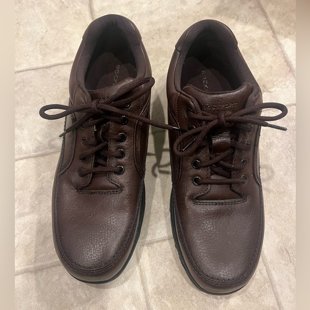 Men’s size 11 Rockport brown leather comfort walking shoe. Lace up. Very nice.